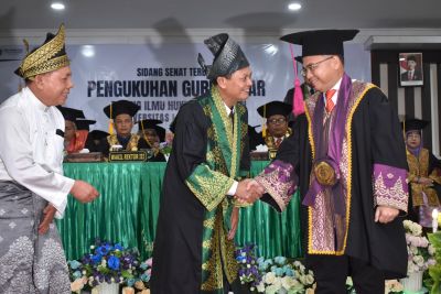rektor-junaidi-kukuhkan-ardiansah-sebagai-guru-besar-unilak-bidang-ilmu-hukum-konstitusi