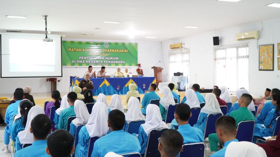 Ikatan Adhyaksa Dharmakarini Wilayah Riau Sosialisasi Penyuluhan Hukum di SMAN 8 Pekanbaru