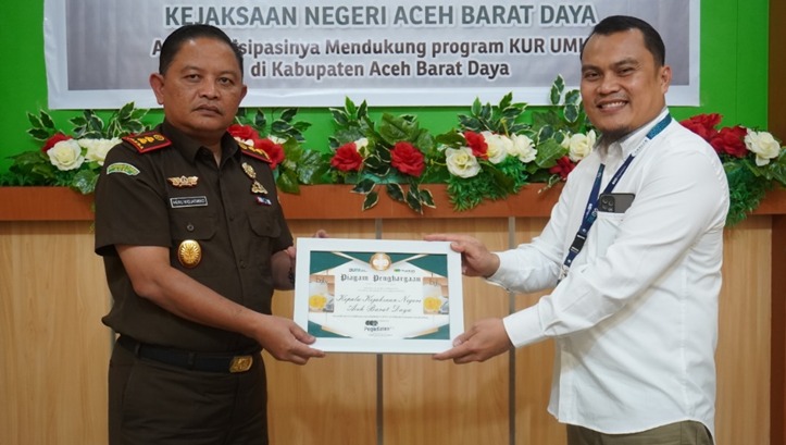 Kajari Aceh Barat Daya Terima Penghargaan dari PT. Pegadaian CPS Blangpidie dan KADIN Abdya