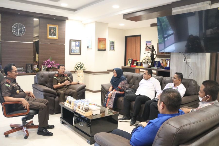 Kajati Riau Terima Kunker dan Sekaligus Silaturahmi Rektor UNRI