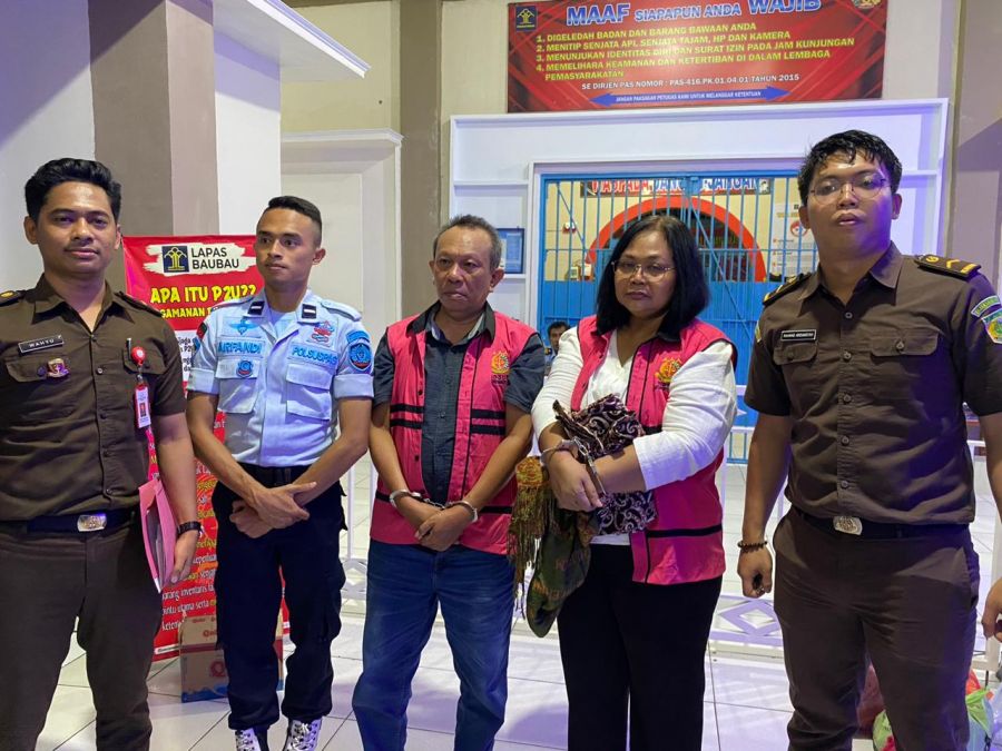Kejari Buton Tahan Dua Tersangka Kasus  Dokumen Studi Kelayakan Bandar Udara Cargo dan Pariwisata