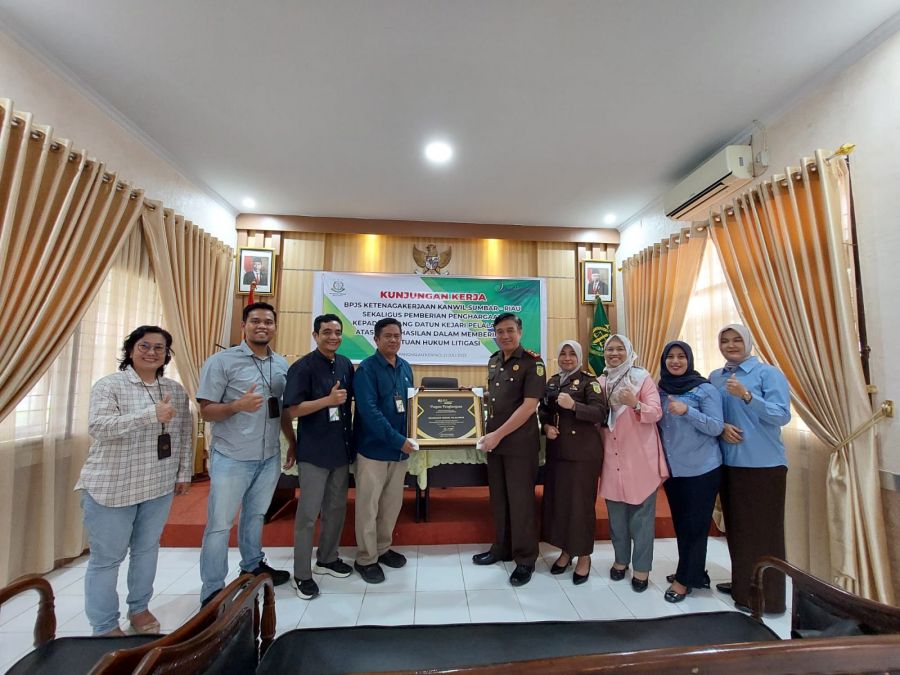 Kejari Pelalawan Terima Penghargaan dari BPJS Ketenagakerjaan, Ini Kontribusinya