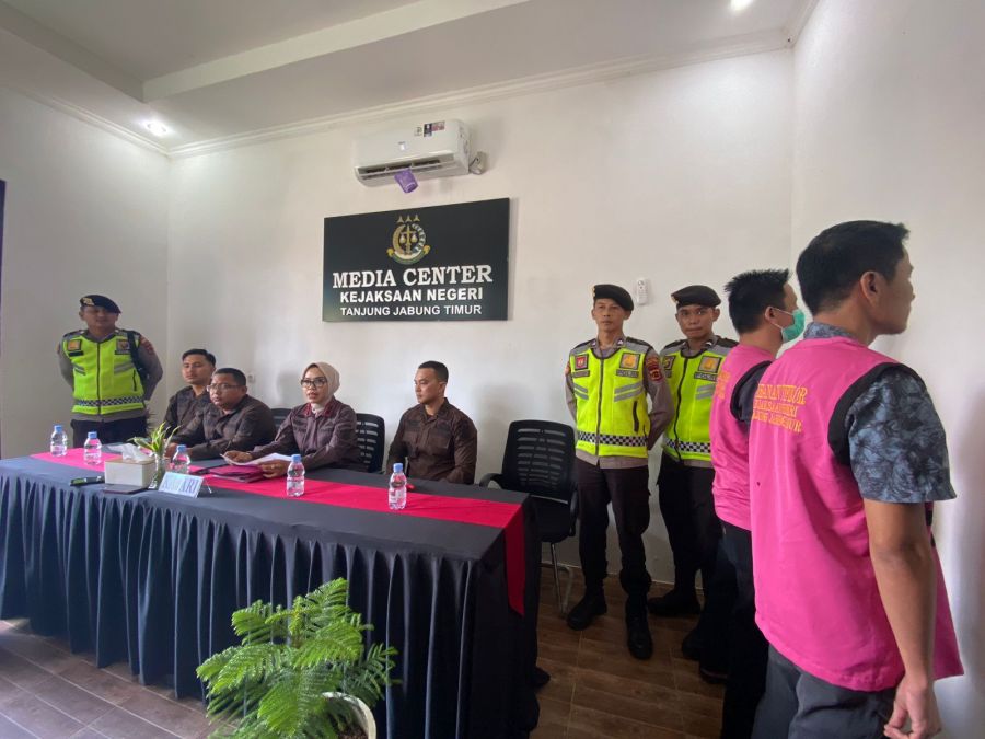 Kejari Tanjabbar Laksanakan Pengamanan Eksekusi terhadap Terdakwa Nurkholis dan Tengku Ardiansyah