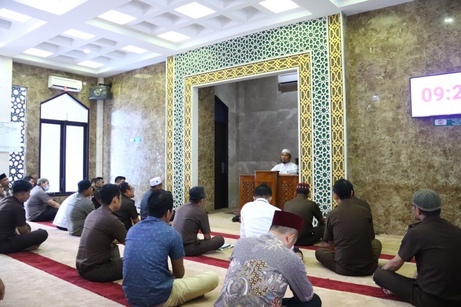 Tausiah Qobla Dzuhur di Kejati Riau Disampaikan Ustadz H. Edi Azhar, M.Pd.I