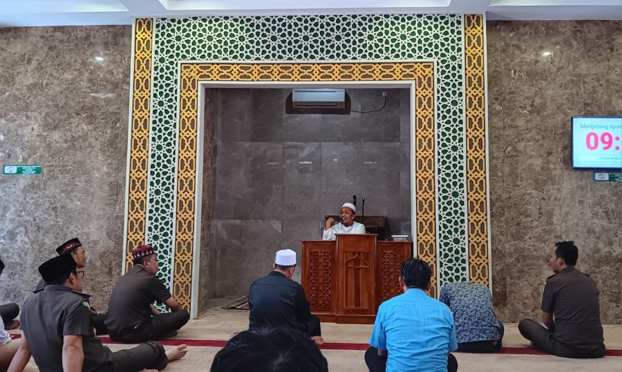 Tausiah Qobla Dzuhur  di Kejati Riau Disampaikan Ustadz Dr. Syafrinaldi, SH., MH