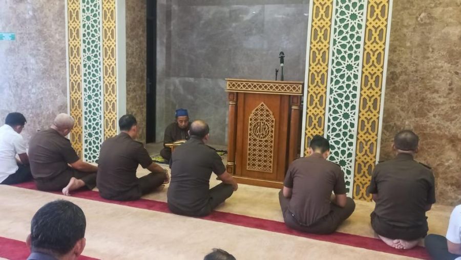 Tausiyah Ba'da Dzuhur di Masjid Al-Mizan Kejati Riau Dorong Pegawai Baca Al-Quran Secara Rutin