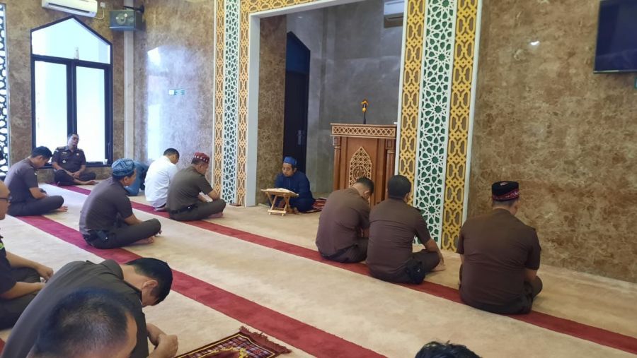 Pegawai Kejati Riau Ikuti Tausiyah Ba’da Dzuhur yang Disampaikan Ust. Chairul Ihkwan, S.Ag
