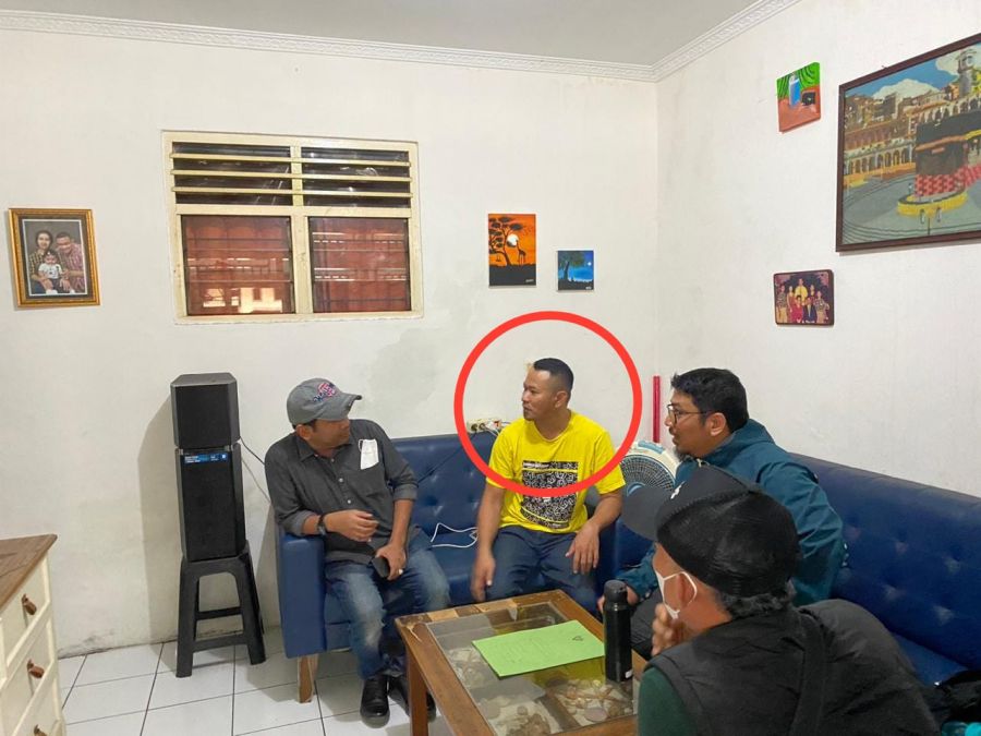 Tim Tabur Kejagung Amankan Tersangka RE Mantan Kades di Lingga