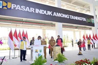 Pj. Wali Kota Batu Dr. Aries Dampingi Presiden RI Joko Widodo Meresmikan Pasar Induk Among Tani